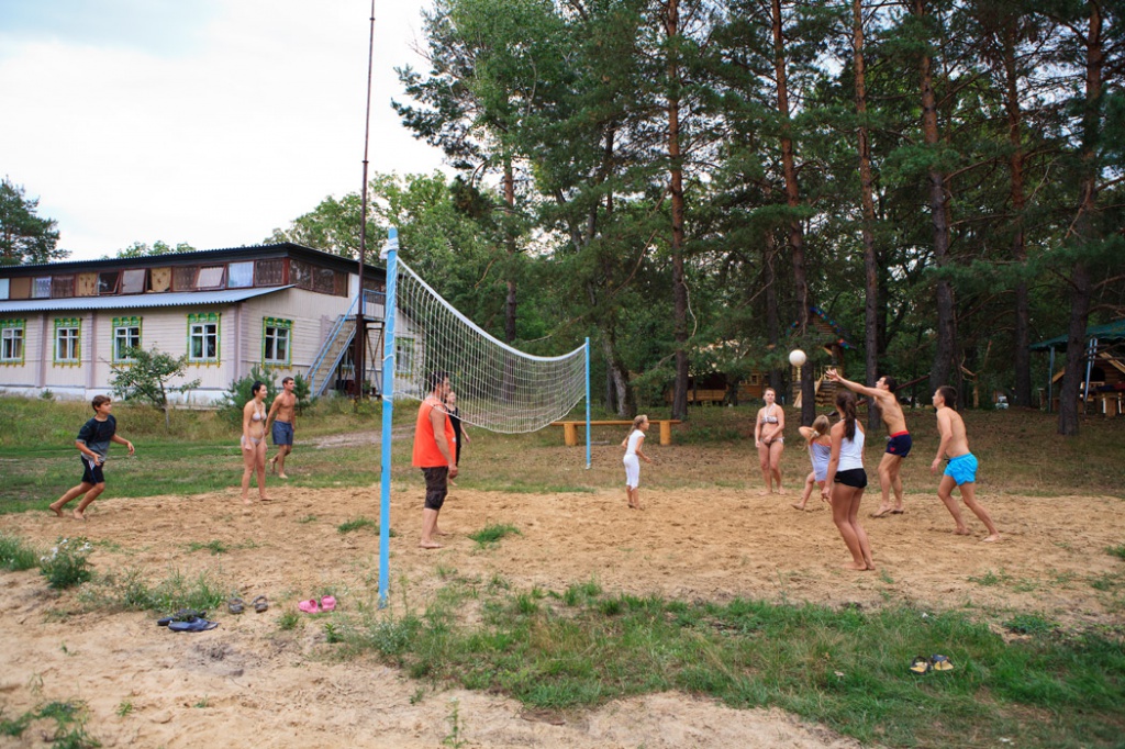 Для любителей поиграть в волейбол у нас организована специальная площадка