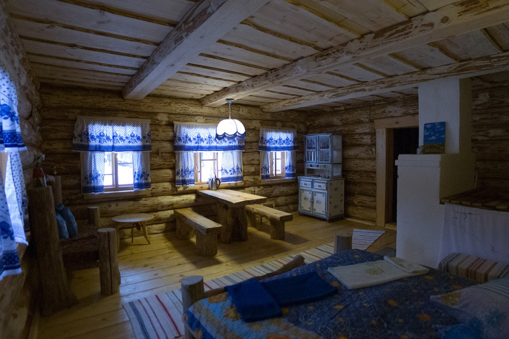 Изба с деревянным крылечком, лестницей и уютной обстановкой ждет отдыхаюших на базе Дубки